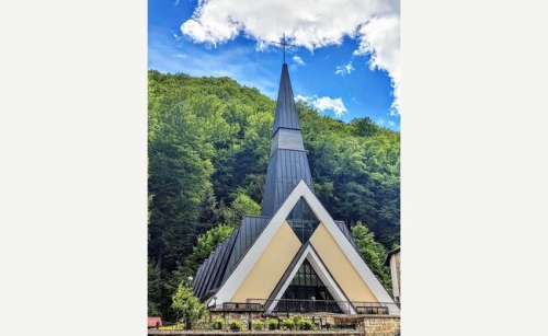 Biserica romano-catolică Adormirea Maicii Domnului din Slănic-Moldova